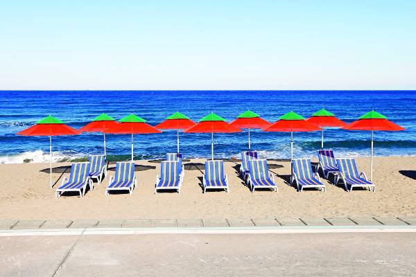 방탄소년단(BTS)의 음반은 물론, 한국 드라마와 영화까지 전 세계 한류 팬들의 마음을 사로잡는 K콘텐츠 촬영지가 관광 명소로 사랑받고 있다. BTS의 앨범 ‘Butter’ 재킷 촬영 시설물을 재현한 강원도 삼척시 맹방해변. 한국관광공사 제공