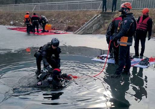 수원소방서 대원들이 지난 7일과 8일 양일간 동계 수난구조훈련을 실시했다. 수원소방서 제공