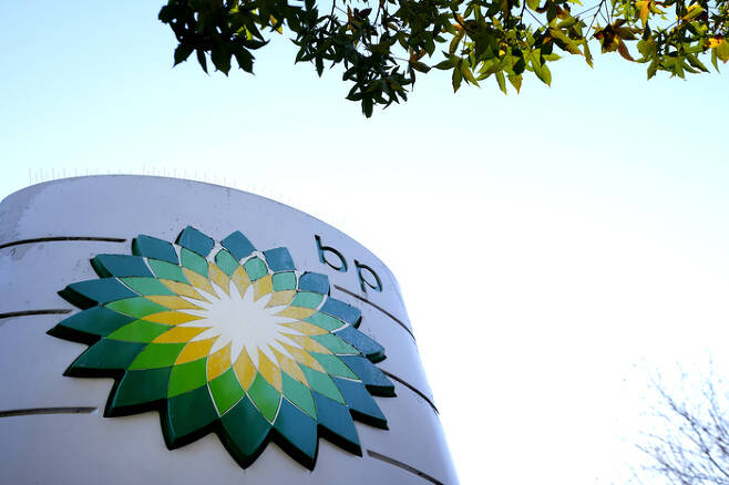 7일(현지시간) 영국 런던의 BP 주유소에 있는 표지판. 러시아의 우크라이나 침공 이후 영국 정부가 석유와 천연가스의 높은 가격으로 이익을 얻는 기업들에 대한 세금을 인상해야 한다는 요구가 커지는 가운데 영국 에너지 회사 BP는 이날 기록적인 연간 실적을 발표했다. [AP 연합뉴스]
