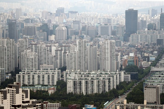 전국 아파트 낙찰률은 36.5%를 기록했다. 서울은 무려 26,1%포인트 급상승해 40%대를 기록했다. /사진=뉴스1