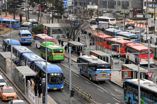 서울 택시요금이 오른 것을 계기로 전국 각 시도가 대중교통 요금을 잇따라 인상할 움직임을 보이는 가운데 지난 3일 서울역 앞 버스정류장에서 시민들이 버스를 기다리고 있다. 문호남 기자