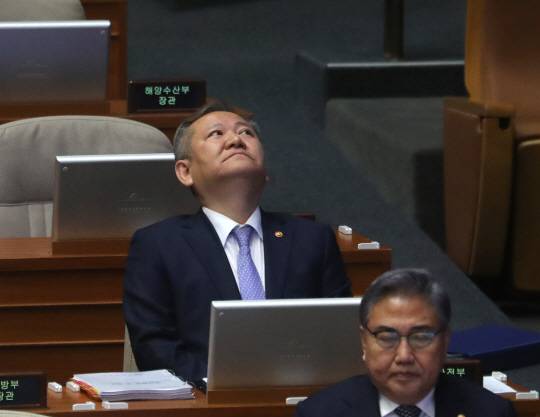 2월 6일 오후 서울 여의도 국회에서 열린 제403회국회(임시회) 제2차 본회의에서 이상민 행정안전부 장관이 고개를 들어 위를 바라보고 있다. 뉴시스