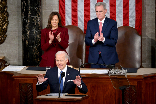 조 바이든(앞줄 가운데) 미국 대통령이 7일 워싱턴DC 의회의사당에서 임기 2번째 국정연설을 하고 있는 가운데, 상원의장격인 카멀라 해리스(뒷줄 왼쪽) 부통령과 케빈 매카시 하원의장이 박수를 치고 있다.   AFP 연합뉴스
