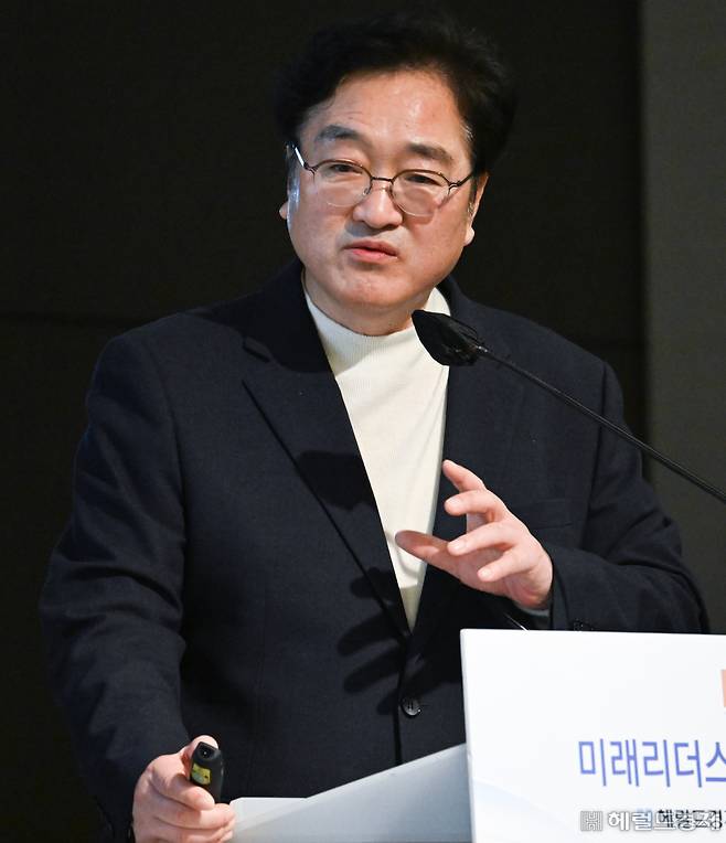 우원식(더불어민주당) 국회 예산결산특별위원회 위원장 겸 기후위기 그린뉴딜 연구회 대표의원이 8일 서울 중구 더플라자에서 개최된 헤럴드경제·법무법인 대륙아주 공동 주최 ‘미래리더스포러럼’에서 강연하고 있다. 우 의원은 “기후위기는 환경 문제에서 나아가 경제 문제로 확산되고 있다”며 “재생에너지 확대가 산업경쟁력을 결정한다”고 강조했다. 임세준 기자.