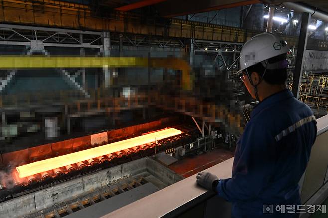 경상북도 포항시 남구 포스코 포항제철소 제2열연공장에서 제품이 생산되고 있는 가운데 관계자가 공장 설비를 살펴보고 있다. 포항=임세준 기자