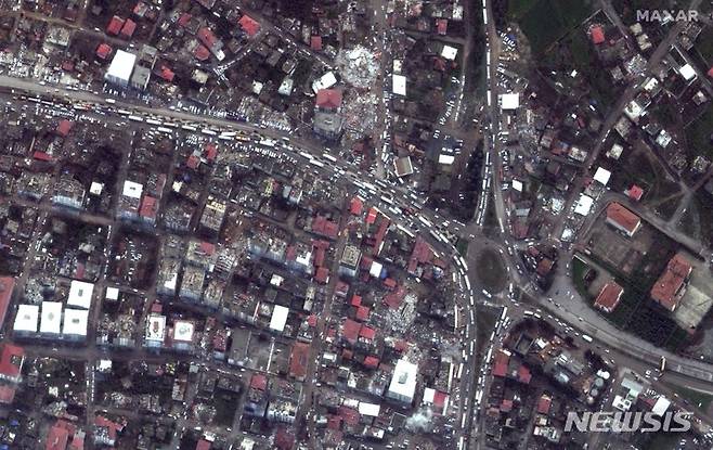 [누르다지=AP/뉴시스] 막사 테크놀로지스가 공개한 위성사진에 7일(현지시간) 튀르키예 누르다지의 지진으로 무너진 건물 등 피해 상황이 보인다. 튀르키예와 시리아를 강타한 지진으로 지금까지 사망자가 7800명을 넘은 것으로 나타났으며 레제프 타이이프 에르도안 튀르키예 대통령은 지진 피해가 큰 10개 주에 3개월간 비상사태를 선포했다. 2023.02.08.