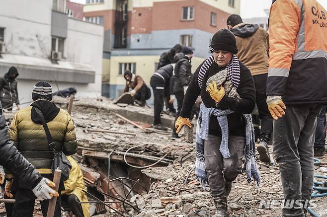 [가지안테프=AP/뉴시스] 6일(현지시간) 튀르키예 가지안테프에서 주민들이 구조대와 함께 지진으로 파괴된 건물 잔해를 치우며 실종자 수색을 돕고 있다. 이날 새벽 발생한 지진과 여진으로 튀르키예와 시리아에서의 사망자 숫자가 늘어가고 있다. 2023.02.07.