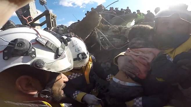 튀르키예와 시리아를 강타한 지진으로 인해 폐허로 변한 건물더미에서 어린이들이 구조되는 영상이 잇따라 공개되면서 구조작업에 실낱같은 희망을 불어넣고 있다. 출처: 트위터 @SyriaCivilDef  *재판매 및 DB 금지