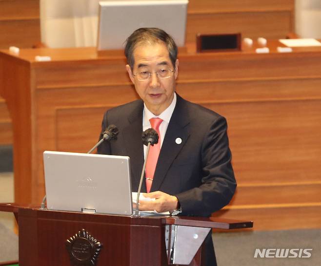 [서울=뉴시스] 전진환 기자 = 한덕수 국무총리가 8일 오후 서울 여의도 국회에서 열린 제403회 국회(임시회) 제4차 본회의에서 대정부질문에 답하고 있다. 2023.02.08. amin2@newsis.com