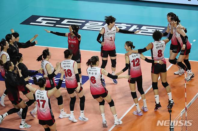 [인천=뉴시스] 고승민 기자 = 25일 인천삼산체육관에서 열린 2022-2023 V-리그 여자부 흥국생명 대 KGC인삼공사 경기, 세트스코어 3대1로 흥국생명을 꺾은 인삼공사 선수들이 기뻐하고 있다. 2023.01.25. kkssmm99@newsis.com