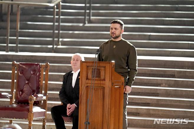 [런던=AP/뉴시스] 볼로디미르 젤렌스키 우크라이나 대통령이 8일(현지시간) 영국 의회인 런던 웨스트민스터홀에서 연설하고 있다. 젤렌스키 대통령은 이날 영국을 깜짝 방문했다. 2023.02.08