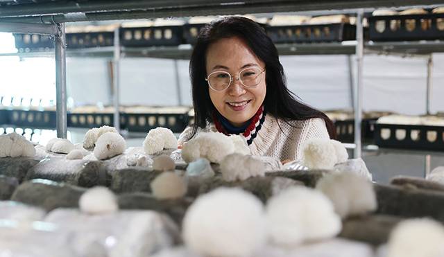 경남 하동에 귀농해 노루궁뎅이버섯 전문 농장을 운영하는 가수 원천씨가 수확을 앞둔 버섯을 보면서 환하게 웃고 있다. 하동=김원철 프리랜서 기자