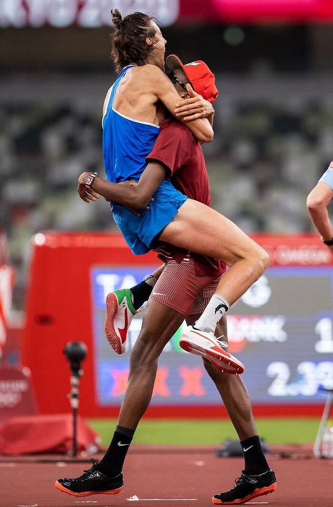 공동 금메달 확정 순간 얼싸안으며 기뻐하는 두 선수