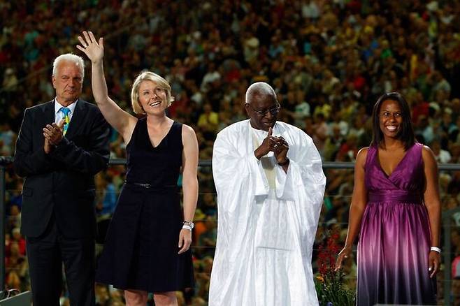 2009년 베를린 세계육상선수권 남자 멀리뛰기 시상식에 참석한 후손들 왼쪽부터 루츠 롱의 아들, 루츠 롱의 손녀, 디아크 당시 국제육상연맹 회장, 오언스의 손녀