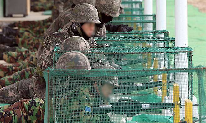 한 예비군훈련장에서 예비군들이 M16 소총으로 사격훈련을 하고 있다. 연합뉴스