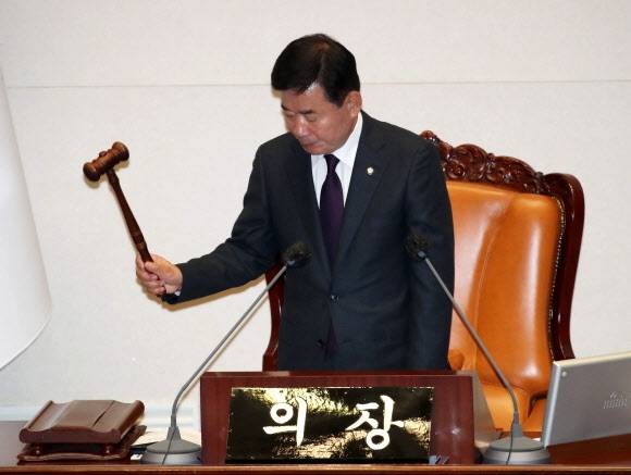 김진표 국회의장이 6일 오후 서울 여의도 국회에서 열린 제403회국회(임시회) 제2차 본회의에서 의사봉을 두드리고 있다. 2023.02.06 뉴시스