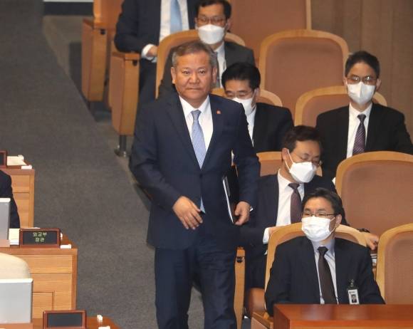 발언대로 나오는 이상민 장관 - 이상민 행정안전부장관이 6일 오후 서울 여의도 국회에서 열린 제403회국회(임시회) 제2차 본회의에서 대정부질문에 답하기 위해 발언대로 향하고 있다. 뉴시스