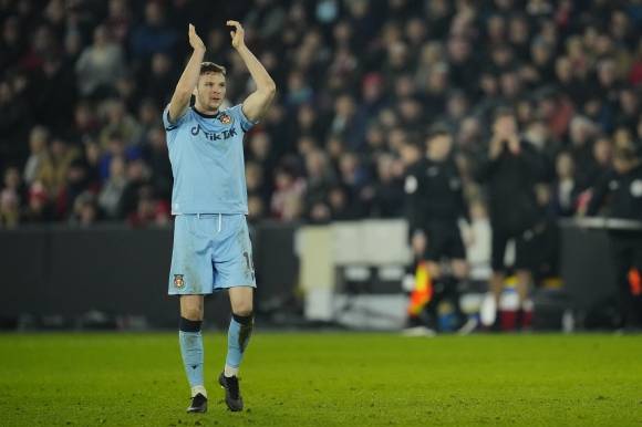 잉글랜드 프로축구 5부 리그 렉섬의 폴 멀린이 8일(한국시간) FA컵 32강전 재경기에서 2부리그의 셰필드 유나이티드에 1-3으로 패해 탈락한 뒤 응원단을 향해 인사하고 있다. AP 연합뉴스