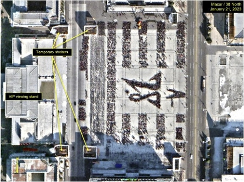 지난 21일 상업 위성사진에 포착된 북한이 평양 김일성 광장에서 열병식을 준비하는 모습.  38노스 캡처