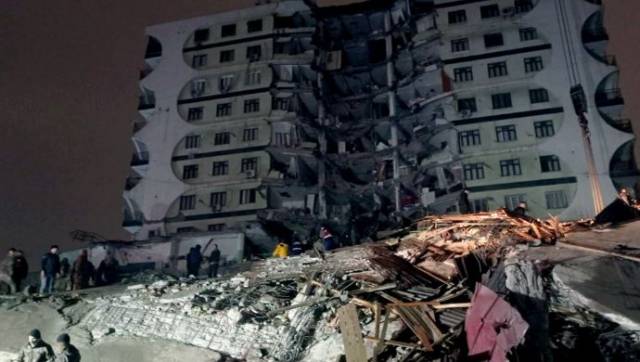 무너진 튀르키예 건물서 구조작업 하는 사람들. 사진=EPA 연합뉴스