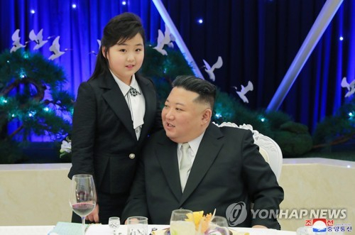 김정은 북한 국무위원장이 딸 김주애(왼쪽)와 함께 건군절 75주년을 앞두고 7일 기념연회에 참석한 모습. 연합뉴스