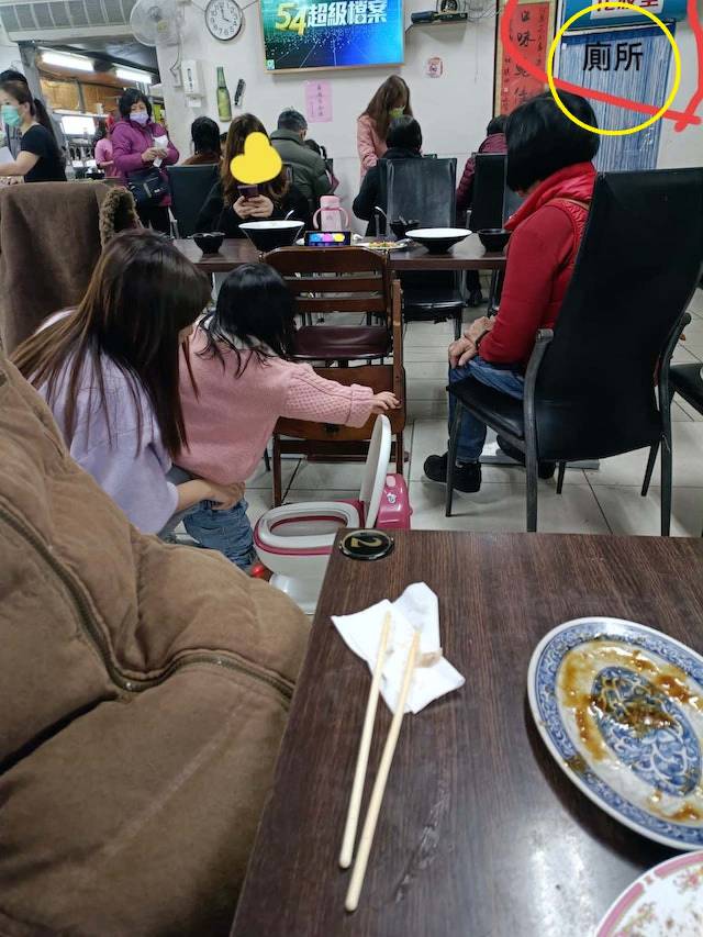 해당 사진을 공개한 누리꾼은 화장실 위치에 한자로 ‘변소’라고 적었다. 화장실은 모녀의 테이블에서 몇 걸음 안 되는 거리에 있다. 사우스차이나모닝포스트(SCMP) 캡처