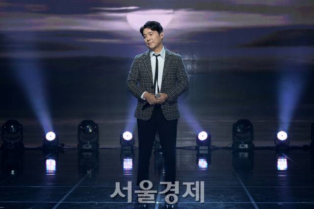 가수 임창정이 8일 오후 서울 강남구 일지아트홀에서 열린 미니 3집 ‘멍청이’ 쇼케이스에서 타이틀곡을 선보이고 있다. / 사진=김규빈 기자