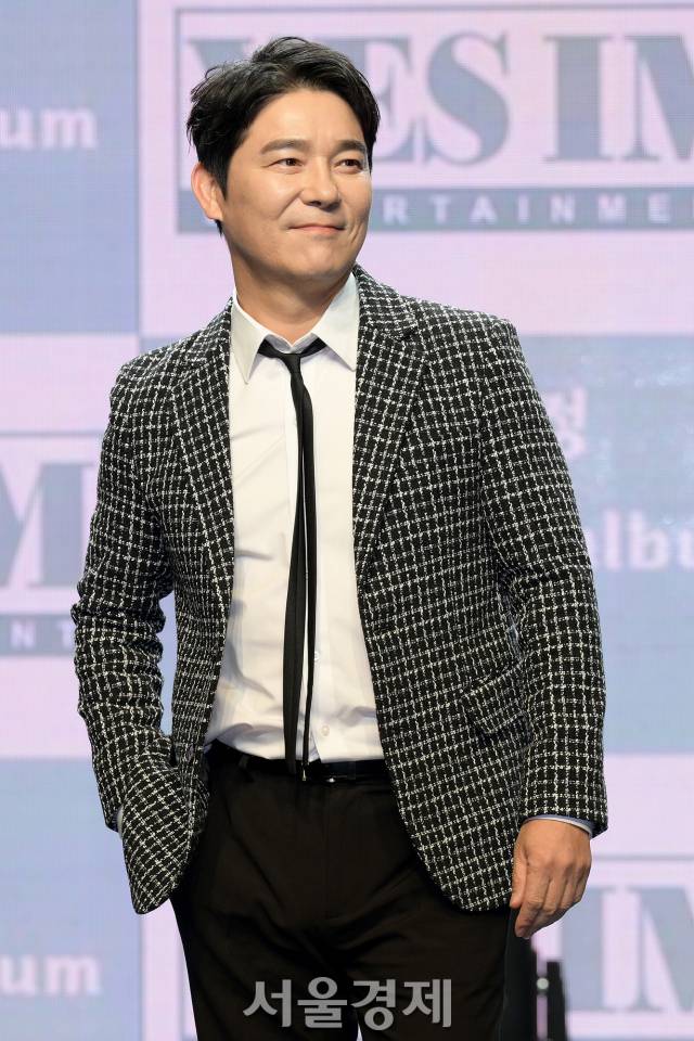 가수 임창정이 8일 오후 서울 강남구 일지아트홀에서 열린 미니 3집 ‘멍청이’ 쇼케이스에서 포즈를 취하고 있다. / 사진=김규빈 기자