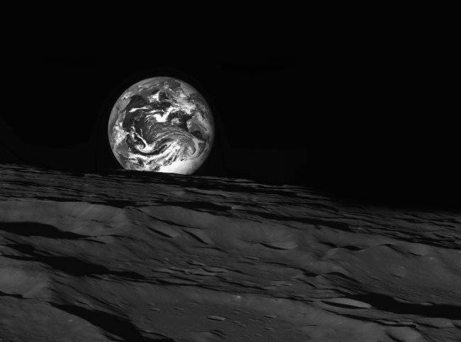 한국의 첫 번째 달 궤도탐사선 다누리가 보내온 달 표면과 지구 사진. [항우연]