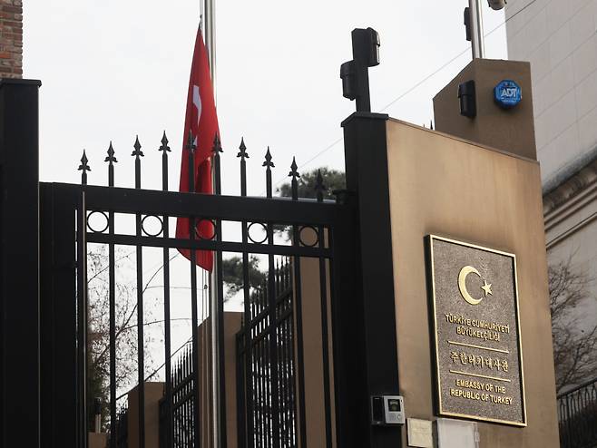 지난 7일 서울 중구 주한 튀르키예 대사관에 조기가 걸려있다. ⓒ연합뉴스