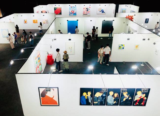 국내 3대 아트페어 중 하나인 ‘국제 대구 아트페어’의 시사회 ‘아이다프 프리뷰전’이 지난해 3월 더현대 대구에서 열렸다. [현대백화점 제공]