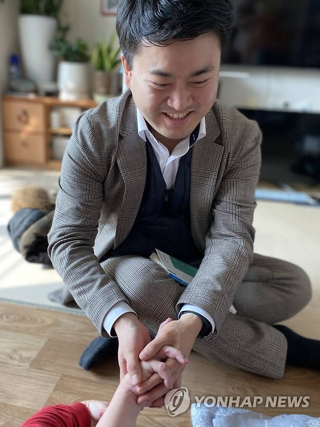 성폭행 피해 뇌병변장애인과 변호사의 '맞잡은 손' (춘천=연합뉴스) 박영서 기자 = 장애인의 자립생활을 지원해야 할 활동지원사로부터 성폭행을 당한 뇌병변장애인 정모(52)씨와 그의 변호를 맡았던 대한법률구조공단 춘천지부 소속 박성태(34) 변호사가 지난 7일 정씨 집에서 만나 손을 맞잡고 있다.
    박 변호사는 정씨 사건의 피해자 국선변호사로서 사건 초기 단계부터 정씨 편에 서서 그를 보호하고 가해자가 징역 10년을 받는 데 앞장섰다. 2023.2.8 conanys@yna.co.kr