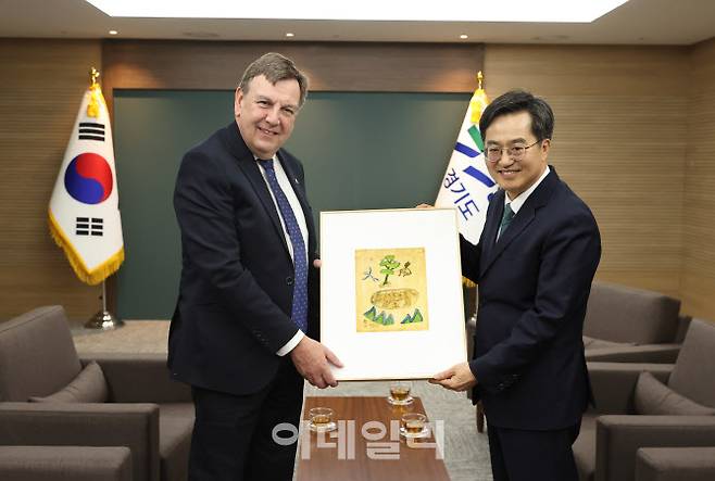 김동연 경기도지사가 9일 경기도청을 방문한 존 위팅데일 영국 무역특사에 기념품을 전달하고 있다.(사진=경기도)