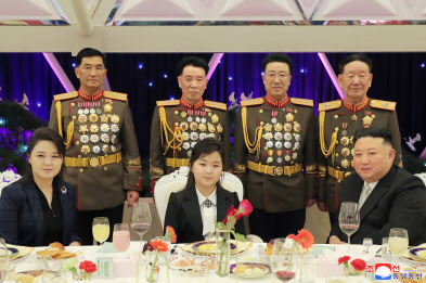 북한 김정은 국무위원장이 딸 김주애(아랫줄 가운데)와 함께 지난 7일 건군절 75주년 기념연회에 참석했다. (사진=조선중앙통신)