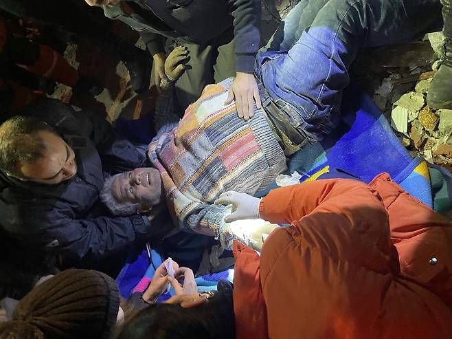 대한민국 긴급구호대가 안타키아 고교 건물 더미에서 70대 중반의 남성을 구했다. [사진제공=긴급구호대]