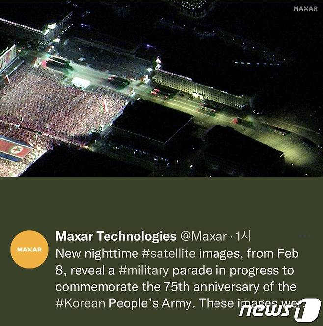 북한이 8일 밤에 진행한 군 열병식 현장의 모습이 위성사진으로 포착됐다. 민간 위성업체 '맥사 테크놀로지'는 9일 트위터를 통해 열병식이 열린 평양 김일성광장에 대륙간탄도미사일(ICBM) '화성-17형' 추정 미사일의 행렬이 지나가는 모습을 포착한 사진을 공개했다.(맥사테크놀로지 트위터 갈무리)