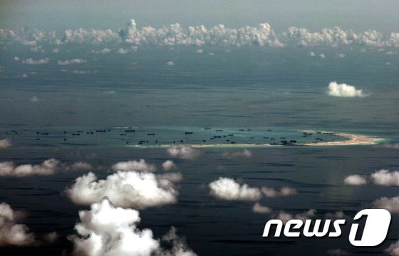 남중국해 스프래틀리 제도(중국명 난사군도·南沙群島) 미스치프 환초(메이지자오·美济礁)에서 중국이 매립작업을 하고 있다. 사진은 2015년 5월 11일 군용기에서 촬영됐다. ⓒ AFP=뉴스1 ⓒ News1 최종일 기자