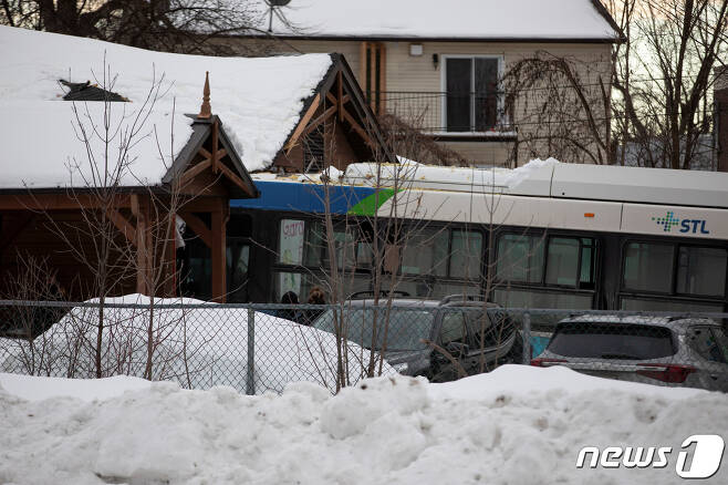 8일(현지시간) 캐나다 퀘벡주 라발시에서 한 시내버스가 어린이집 건물로 돌진해 어린이 2명이 숨지고 6명이 다쳤다. 버스 운전자인 51세 남성은 살인과 난폭운전 등의 혐의로 체포됐다. 사진은 어린이집으로 돌진한 버스. ⓒ 로이터=뉴스1 ⓒ News1 박재하 기자