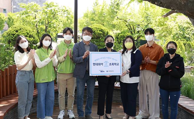 현대위아 임직원들과 국립서울농학교 관계자들이 지난해 5월 국립서울농학교에서 '현대위아 초록학교' 기념사진을 찍고 있다.(현대위아 제공)