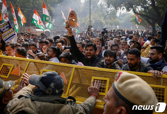 시민들이 지난 6일 뉴델리에서 정부 기관이 아다니 그룹에 투자한 이유를 밝히라며 항의 시위를 벌이고 있다. ⓒ 로이터=뉴스1 ⓒ News1 박형기 기자