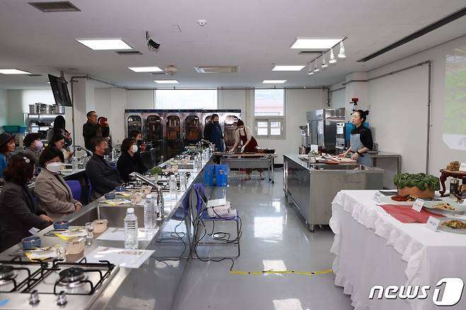 9일 전북 진안군이 농업기술센터에서 머위를 활용한 음식 시연과 시식회를 갖고 있다.(진안군제공)2023.2.9/뉴스1
