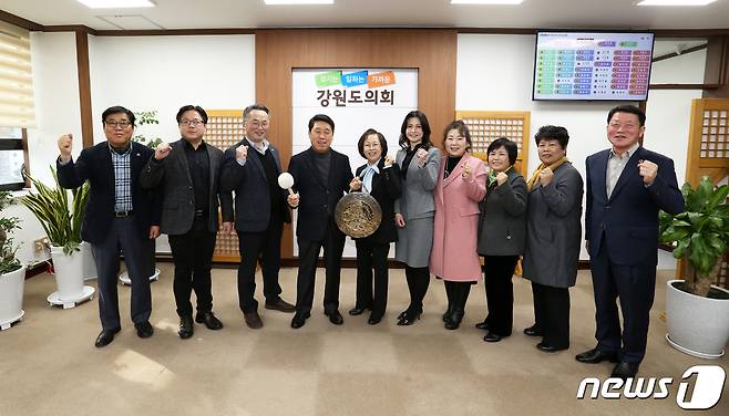 한국여성농업인 강원도연합회는 9일 강원도의회를 찾아 감사패를 전달했다.(강원도의회 제공) 2023.2.9/뉴스1