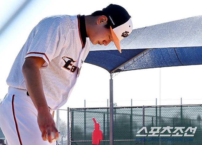 한화 이글스가 6일(한국시간) 미국 애리조나 피닉스 스프링캠프에서 훈련했다. 김서현이 불펜 투구를 준비하고 있다. 애리조나 (미국)=정재근 기자 cjg@sportschosun.com/2023.2.6/