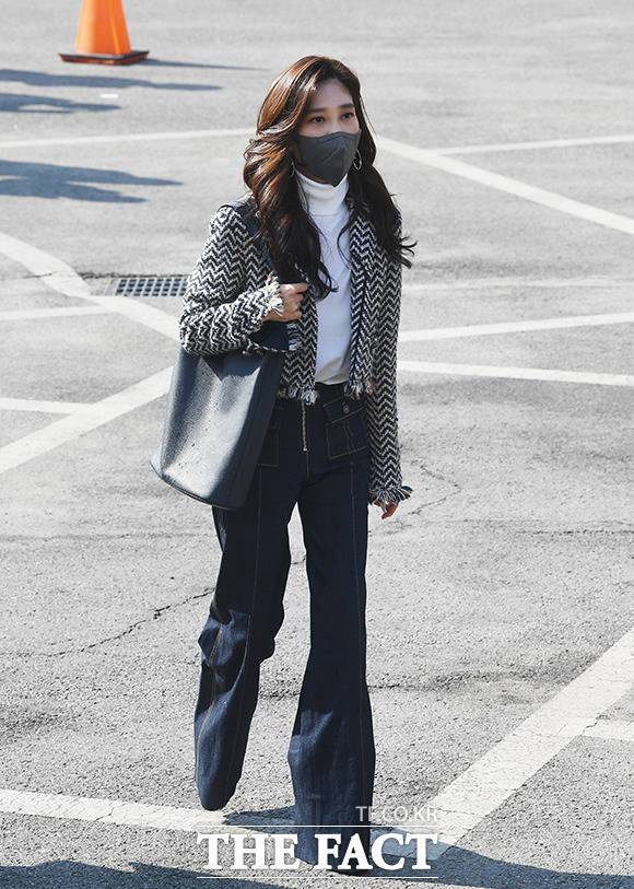 이부진 사장은 크롭 기장의 트위드 재킷에 와이드 팬츠, 검정색 하이힐을 신고 왔다. /이동률 기자