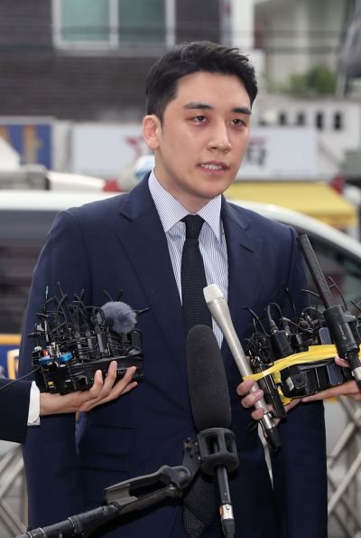 그룹 빅뱅의 전 멤버 승리가 9일 여주교도소에서 만기 출소했다. 사진은 2019년 8월 경찰에 출석한 승리.