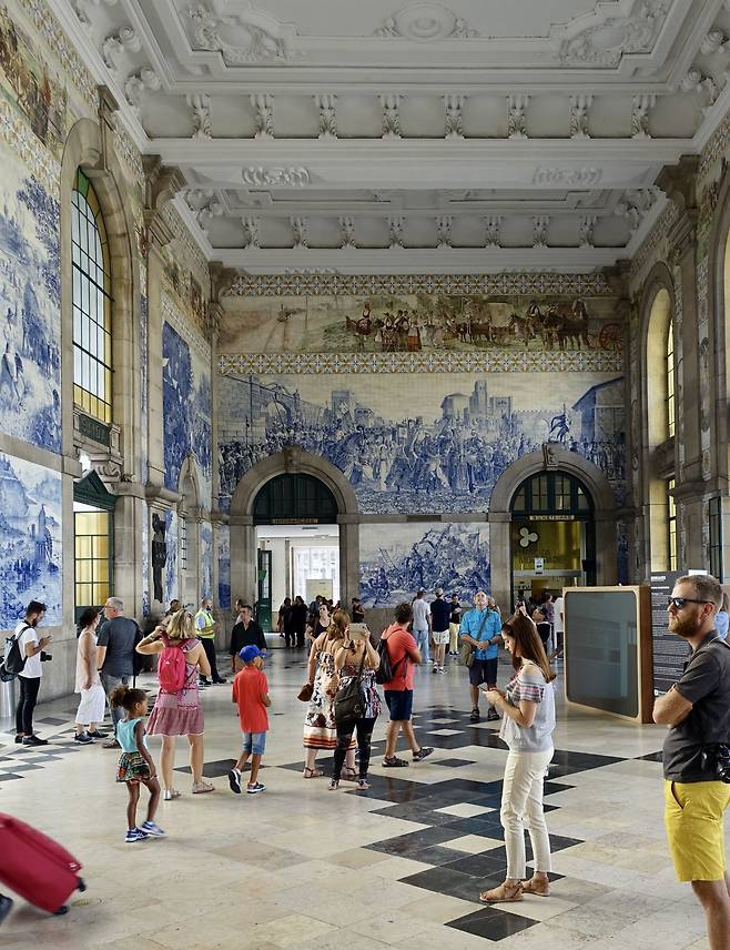/박진배 제공  포르토의 상벤투(São Bento) 기차역. 수 천 수 만개의 타일이 합쳐져 하나의 스토리를 만드는 경우도 있다. 성직자의 생활이나 대항해의 시대를 묘사하기도 한다.