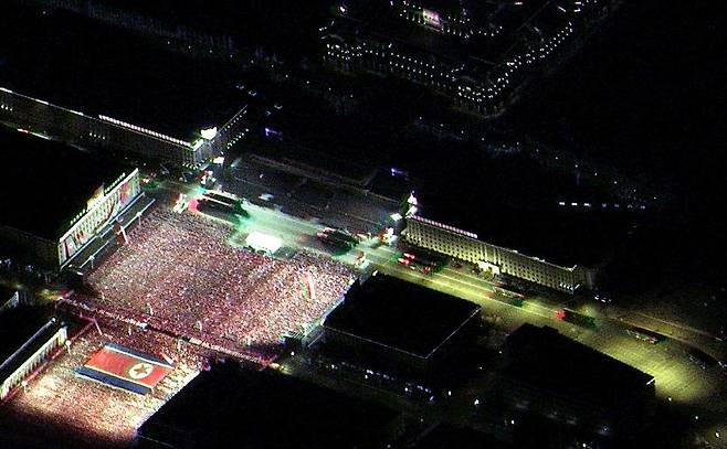 2월8일 밤 평양 김일성광장에서 진행된 열병식 모습/ 민간 위성업체 맥사 테크놀로지 트위터 캡처