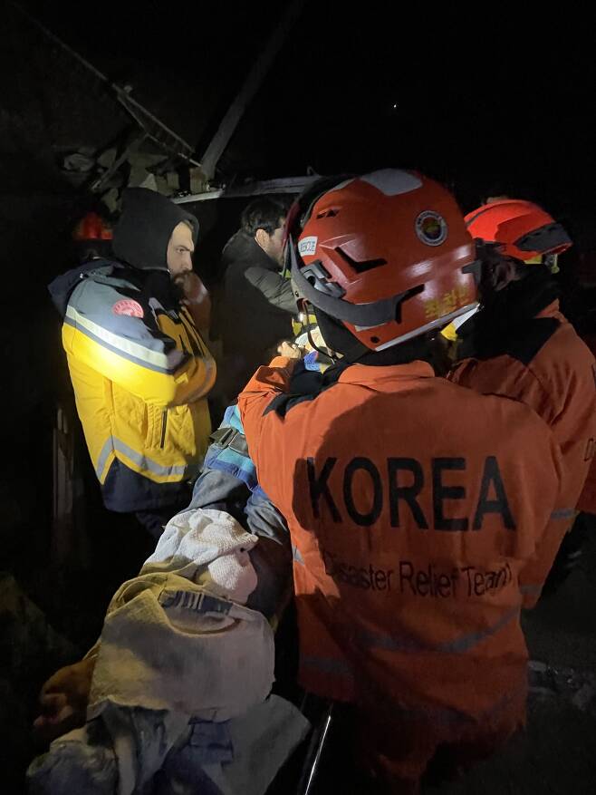 한국 구호대가 첫 생존자를 구조하는 모습. /뉴스1