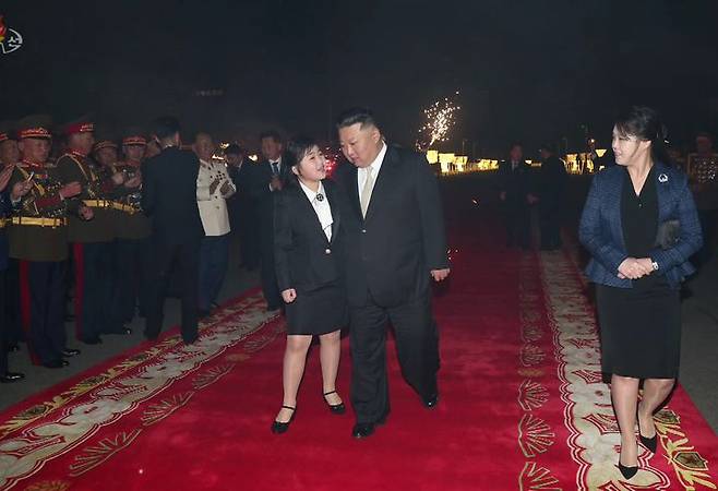 김정은과 김주애가 레드카펫 한가운데를 걸어가며 대화를 나누고 있다. 아내 리설주는 두세 걸음 떨어진 곳에서 이들을 바라보고 있다. /조선중앙통신 뉴시스