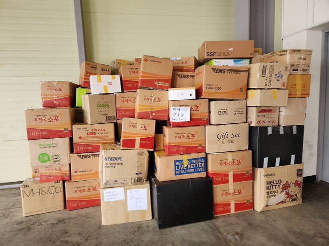 9일 인천 중구의 한 물류센터에 모인 튀르키예를 위한 구호물품 상자들. 전국 곳곳의 시민들이 보낸 것이다./신지인 기자